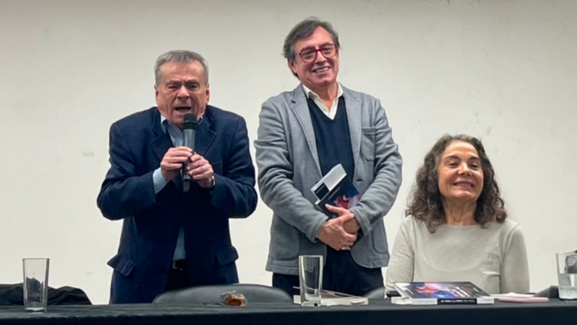 Vladimiro Mimica presentó sus memorias ante un auditorio repleto en el Estadio Nacional
