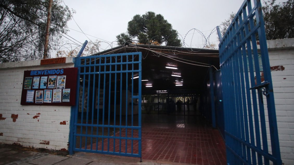 Niña de ocho años fue apuñalada nueve veces al interior de colegio de La Granja