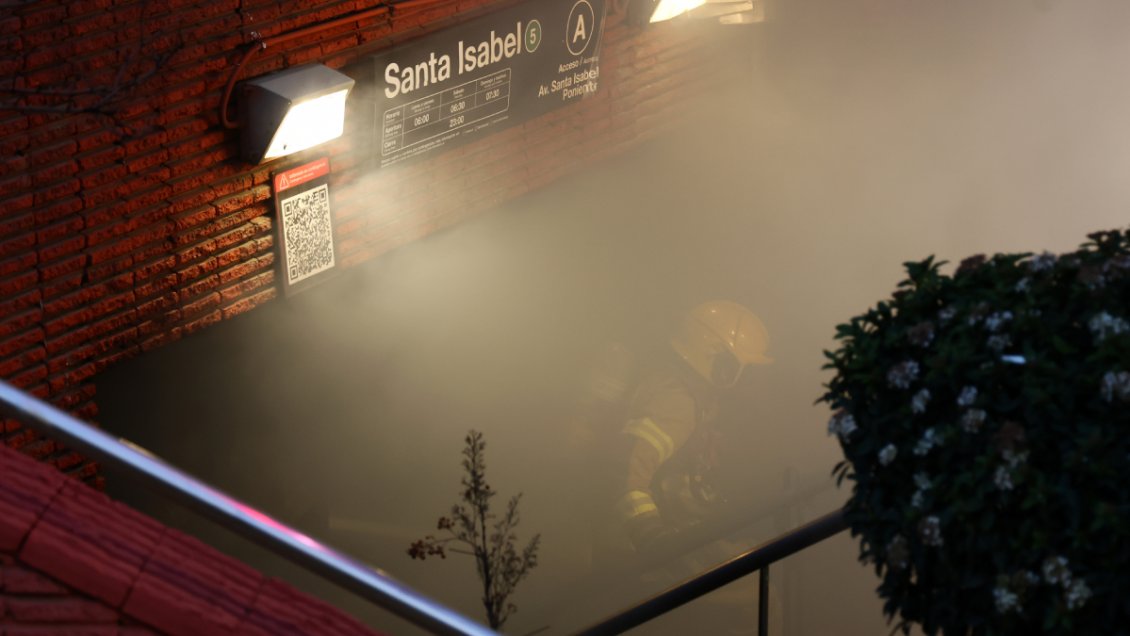 Incendio provoca cierre de estaciones del Metro de Santiago