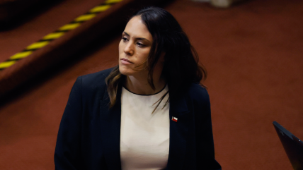 Contraloría abrió investigación a ministra Duco tras denuncia por uso irregular de auto fiscal