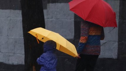   Sistema frontal afecta de Antofagasta a Los Lagos: desbordes, cortes de energía y suspensión de clases 