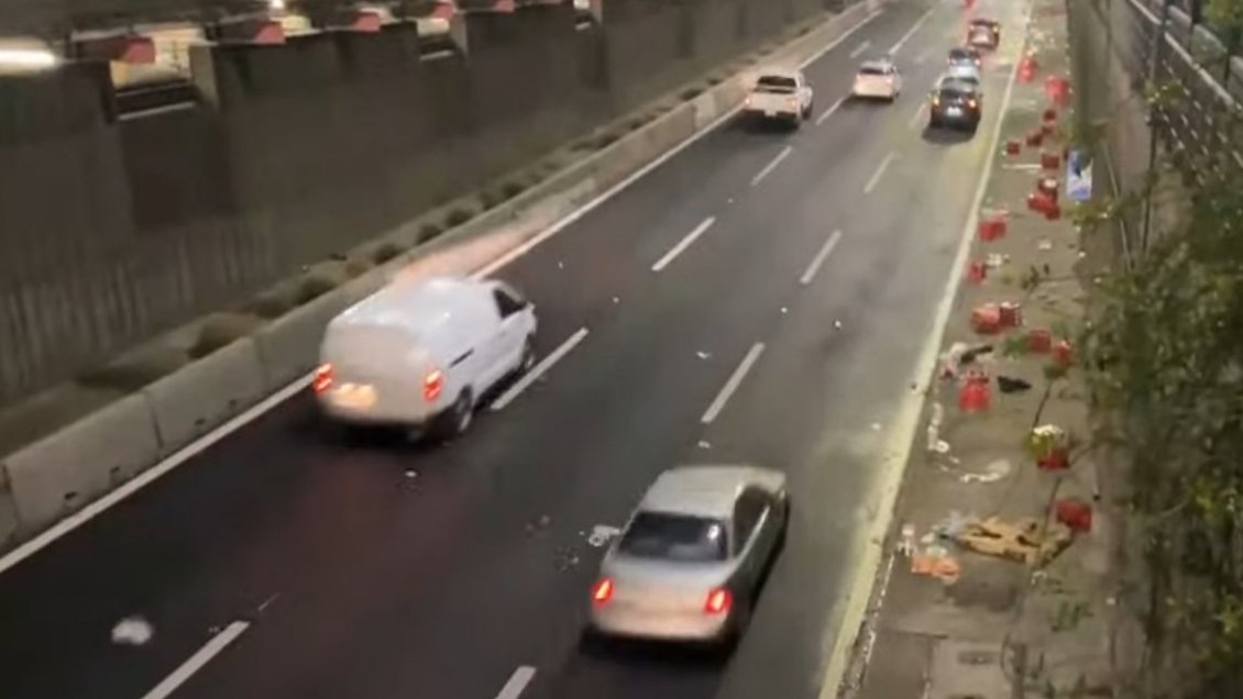 Alta congestión en Autopista Central: carga de camión con bebidas cayó en plena ruta