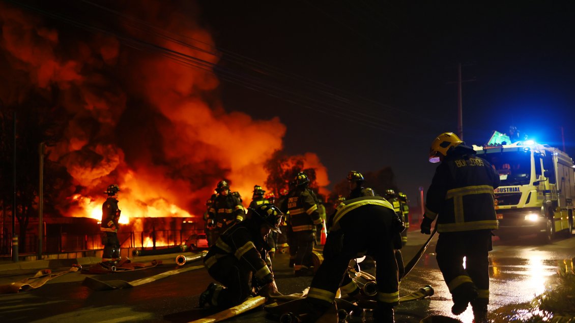 Con riesgo de derrumbe: Sigue combate del megaincendio industrial en Quilicura