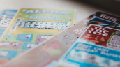 Botó el boleto ganador de la lotería y debió buscarlo entre seis toneladas de basura