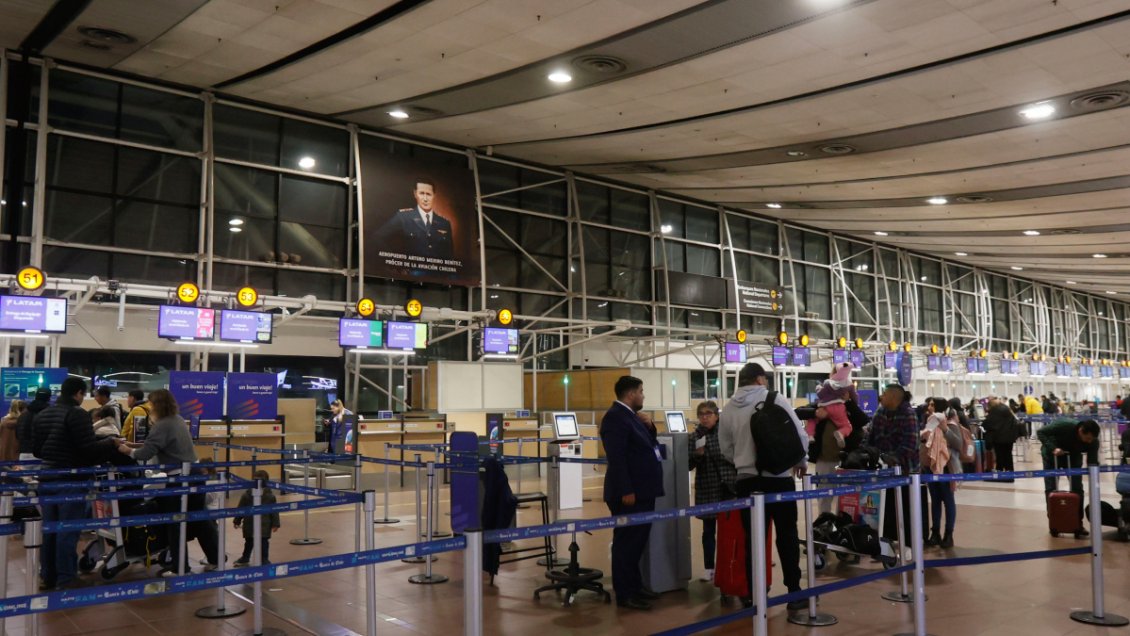 Extranjero fue detenido en Aeropuerto de Santiago por intentar sobornar a carabineros con 60 mil pesos