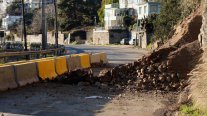 Tránsito suspendido en Avenida España por deslizamiento de rocas