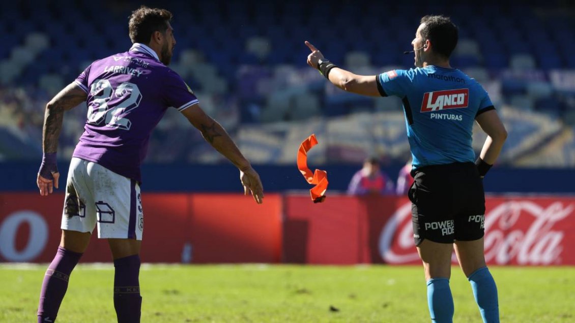 Larrivey fue absuelto tras expulsión y Deportes Concepción quedó citado por los camilleros