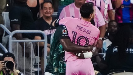   [VIDEO] El comentado abrazo de Messi con un jugador de León en pleno partido 