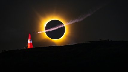   Paracaidista protagonizó espectacular vuelo durante el eclipse solar en España 