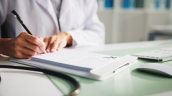 Mujer lleva más de 8 años con licencias médicas: Ahora tramita pensión de invalidez
