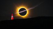 Paracaidista protagonizó espectacular vuelo durante el eclipse solar en España