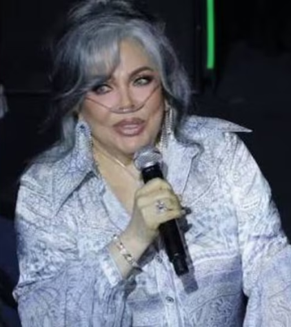 La actriz Verónica Castro llegó con un tanque de oxígeno a la graduación de su hijo Cristian