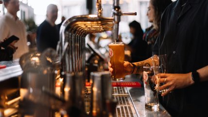   ¿Adiós a beber en la calle? La propuesta que abre una guerra cultural en Londres 