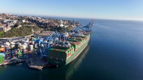 Carguero gigante llegó al puerto de Valparaíso