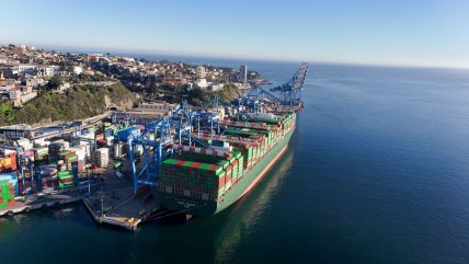  Carguero gigante llegó al puerto de Valparaíso 