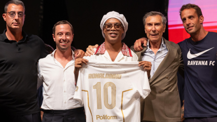   Ronaldinho fue presentado en club italiano de la Serie C: 