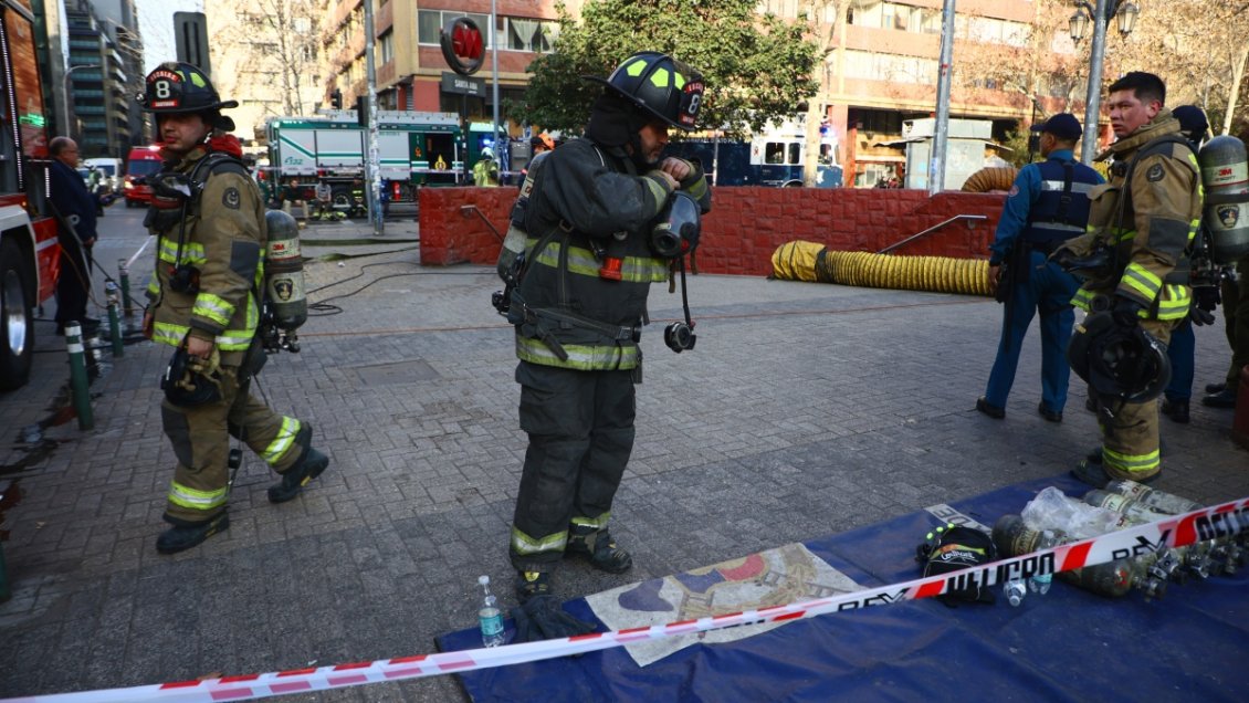 Incendio obligó a Metro a cerrar estación Santa Ana de la Línea 5