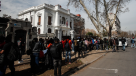 Ciudadanos haitianos protestan frente a embajada en Santiago: acusan cobro irregular de certificado
