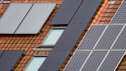   Energía que Conecta: ¿Pueden los paneles solares ayudar a mitigar el impacto de las alzas? 