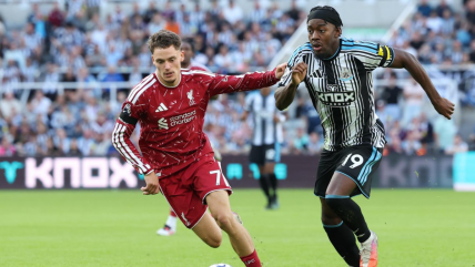   Liverpool rescató un empate agónico ante Newcastle en su estreno en la Premier 