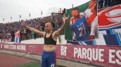 Marcelo Díaz fue captado tomándose fotos con polémico lienzo tras derrota de la U en el Superclásico