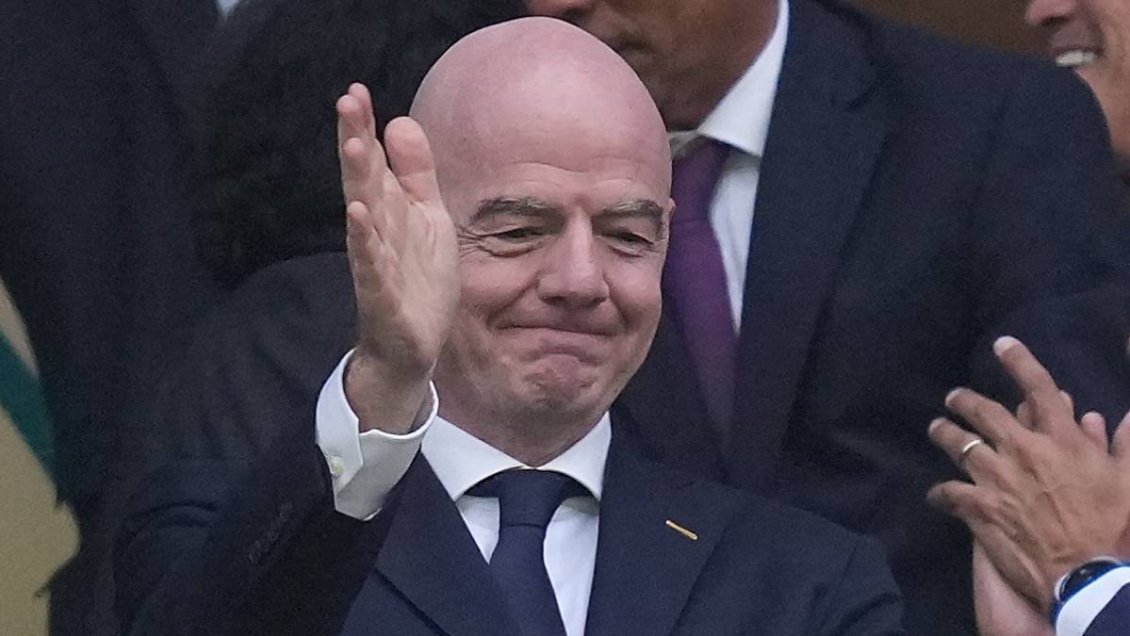 Periodista incomodó a Infantino y recibió una inesperada invitación a la peluquería