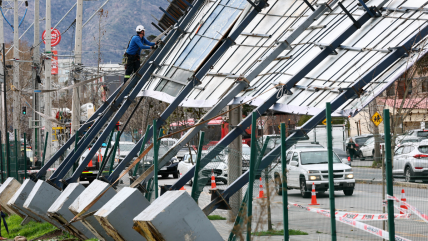  Caída de gigantografía por fuertes vientos provocó corte de luz en Vitacura  