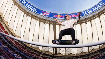   [VIDEO] Skater español hizo historia al deslizarse en un arco de fútbol 