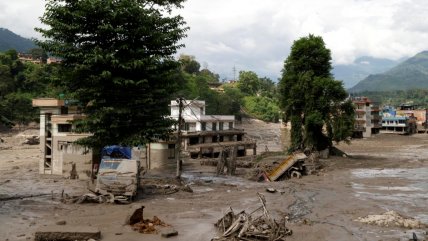Nepal: Al menos 16 muertos y casi 400 sin contacto tras aluvión en la frontera con China