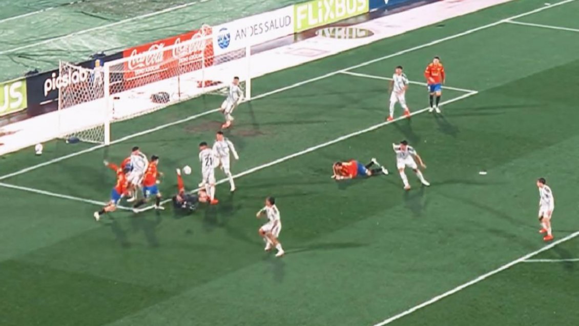 [VIDEO] Colo Colo pasó susto ante Unión Española tras una mala salida del debutante Vozinha