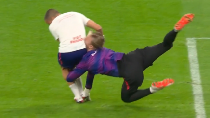   [VIDEO] Jugó igual: El brutal choque de Safonov en el calentamiento de PSG 