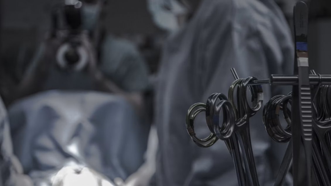 Licencias: Contraloría pilló a dos médicos becados que trabajaron menos de seis meses en seis años
