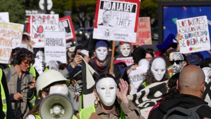 Cientos protestan frente a la casa de Peter Thiel en Buenos Aires pidiendo su desalojo