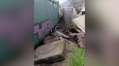 Tren de carga descarriló en Lota y dejó daños en viviendas tras rotura de matriz de agua
