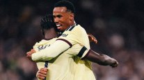 Arsenal venció a Aston Villa y mantuvo su campaña perfecta en la Premier League