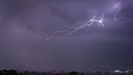Las postales que dejó la tormenta eléctrica en Santiago