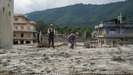 Nepal y China cifran en mil los muertos en la riada mientras buscan miles de desaparecidos