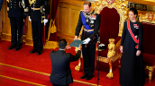 La ambivalente jornada de Noruega: Mientras Haakon VIII jura como rey, cientos velan a Harald V