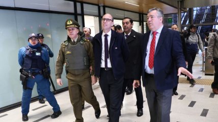 Ministro Arrau encabezó copamiento preventivo de Carabineros en el Metro Cardenal Caro