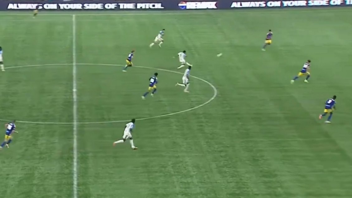[VIDEO] Daniel Pereira anotó golazo de mitad de cancha para Montreal ante Vancouver Whitecaps