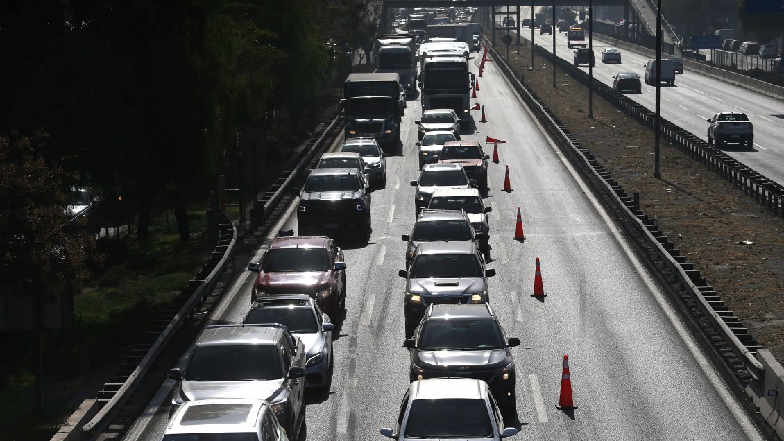 Choque entre siete vehículos causa gran congestión en la Costanera Norte