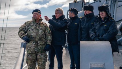 Presidente Kast presenció ejercicios militares de la Armada en Magallanes