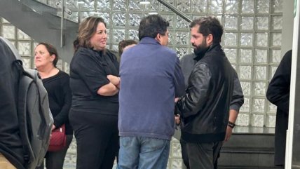 En tono de despedida, Boric y dirigentes políticos visitan a Camilo Escalona