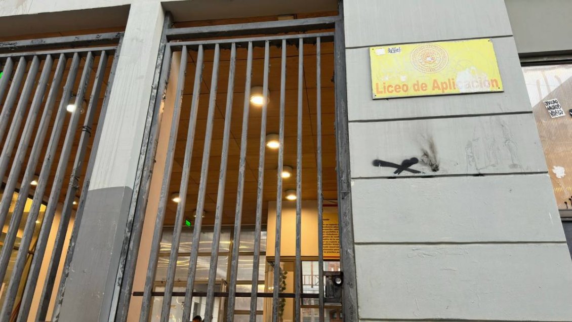 Focos simultáneos de fuego obligaron a suspender clases en el Liceo de Aplicación