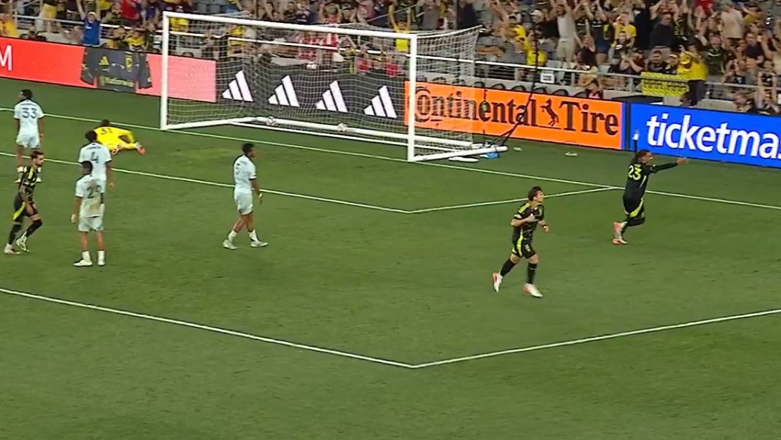 [VIDEO] Gonzalo Tapia anotó golazo en triunfo de Columbus Crew sobre Colorado