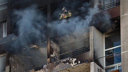   Incendio afectó a piso 15 de edificio de departamentos en el centro de Santiago 