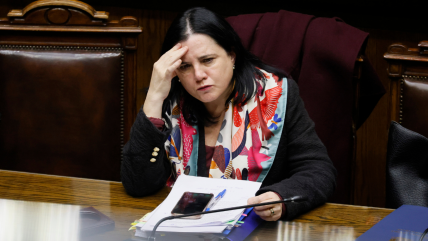 Aparatosa caída de Steinert marcó su reaparición pública
