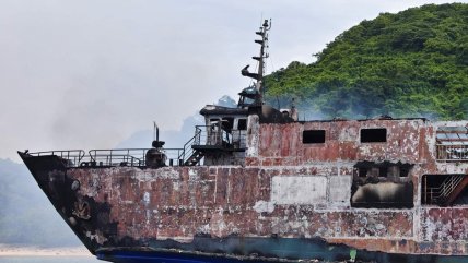 Pareja chilena se salvó nadando 50 minutos tras incendio de ferri en Filipinas