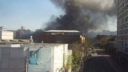 Bomberos combate incendio que consume una empresa en San Diego