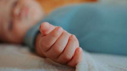   Guagua en riesgo vital por asfixia con bolsa plástica: su madre adolescente fue detenida 